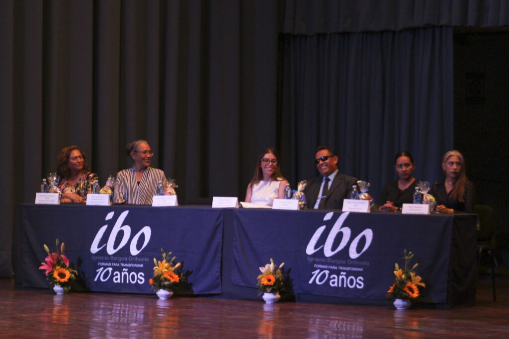 Instituto Ignacio Burgoa Orihuela celebro su ceremonia de graduación.